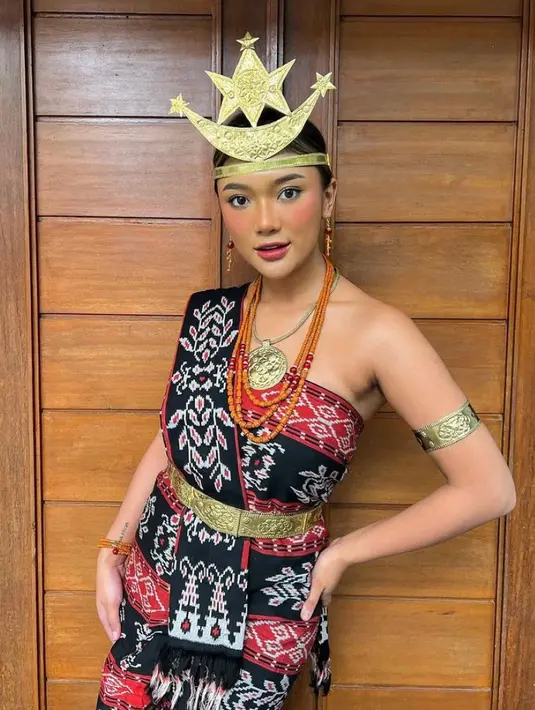 Penyanyi Marion Jola tampil cantik dan memesona dalam balutan baju adat khas Rote, Nusa Tenggara Timur. Perempuan 22 tahun itu juga memakai kain tenun yang digunakan di seluruh tubuh sehingga membentuk baju terusan.(Instagram/lalamarionmj)