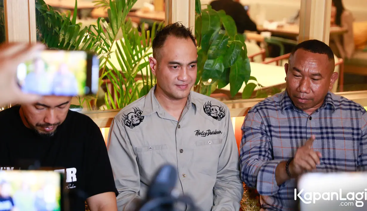 "Saya masih recovery, masih menenangkan diri karena banyak yang terjadi pada kehidupan saya, keluarga saya," kata Ferry Irawan di Jakarta, Rabu, (6/9/2023) dilansir dari Kapanlagi.com. [Foto: Bayu Herdianto/KapanLagi.com]