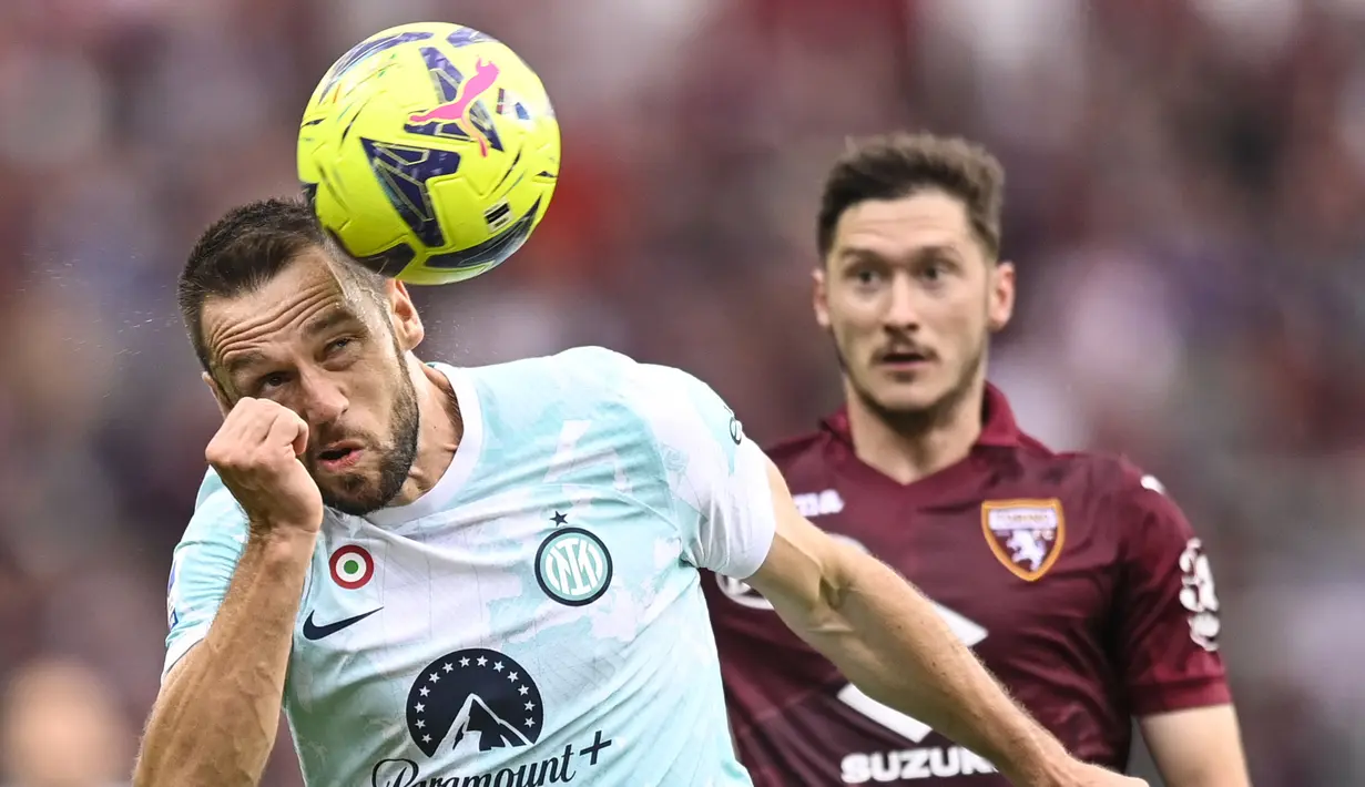 Pemain Inter Milan, Stefan de Vrij, menyundul bola saat melawan Torino pada laga Liga Italia di Stadion Olympic, Turin, Sabtu (3/6/2023). (Fabio Ferrari/LaPresse via AP)