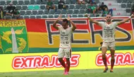 Penyerang sayap Bali United, Irfan Jaya (kiri) tidak melakukan selebrasi saat menjebol gawang Persebaya Surabaya pada laga pekan ke-33 BRI Liga 1 2023/2024 di Stadion Gelora Bung Tomo, Surabaya, Rabu (24/4/2024). (Bola.com/Aditya Wany)