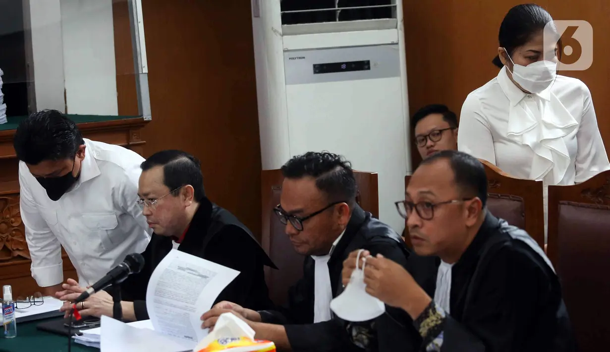 Terdakwa kasus dugaan pembunuhan berencana terhadap Brigadir Nofriansyah Yosua Hutabarat atau Brigadir J, Ferdy Sambo (kiri) dan sang istri Putri Candrawathi (kanan) saat menjalani sidang lanjutan di Pengadilan Negeri Jakarta Selatan, Selasa (6/12/2022). Sidang tersebut beragendakan pemeriksaan saksi yang dihadirkan Jaksa Penuntut Umum (JPU), di antaranya enam terdakwa kasus perintangan penyidikan. (Liputan6.com/Herman Zakharia)