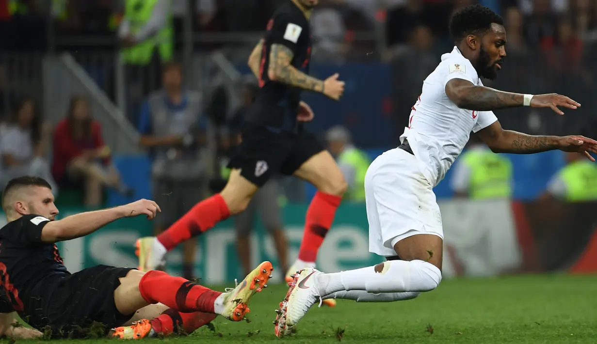 Pemain Kroasia, Ante Rebic melakukan tackling terhadap bek timnas Inggris, Danny Rose pada babak semifinal Piala Dunia 2018 di Stadion Luzhniki, Rabu (11/7). Rose menyita perhatian lantaran mengenakan kaus kaki yang berlubang. (AFP/ MANAN VATSYAYANA)