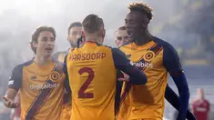Striker AS Roma, Tammy Abraham (kanan) berselebrasi usai mencetak gol ke gawang CSKA-Sofia pada pertandingan Grup C Liga Europa di Nasional Vassil Levski, Bulgaria, Jumat (10/12/2021). Tammy Abraham mencetak dua gol dan mengantar Roma menang atas CSKA-Sofia 3-2. (AP Photo/Dessislava Komarova)