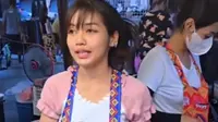 Penjual ayam goreng di Thailand dianggap mirip Lisa BLACKPINK. (dok. tangkapan layar video X @KiNGStreetFood5/https://x.com/KiNGStreetFood5/status/1804873674992005377)