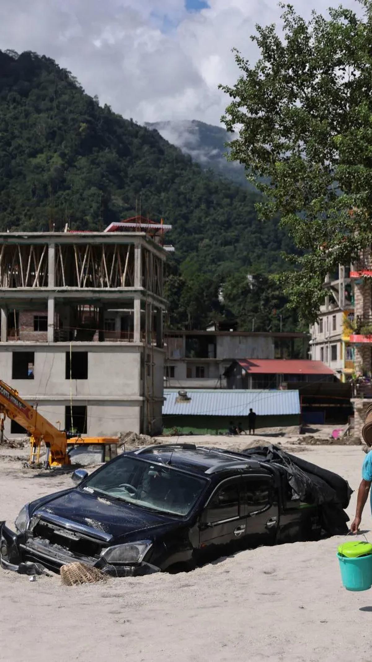 Danau Lhonak di negara bagian Sikkim yang terdiri dari pegunungan di timur laut meluap setelah hujan lebat memicu longsoran es sehingga menyebabkan banjir bandang di sungai Teesta.<br>
