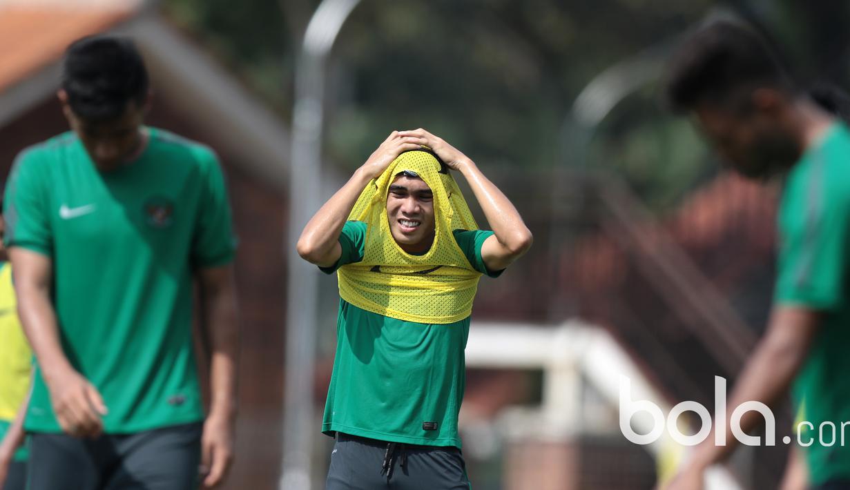 Paulo Sitanggang menutup kepalanya dengan rompi saat sesi latihan Timnas U-22 Indonesia di Lapangan SPH, Karawaci, Jumat (17/3/2017). Latihan ini adalah persiapan laga persahabatan melawan Mynmar. (Bola.com/Nicklas Hanoatubun)