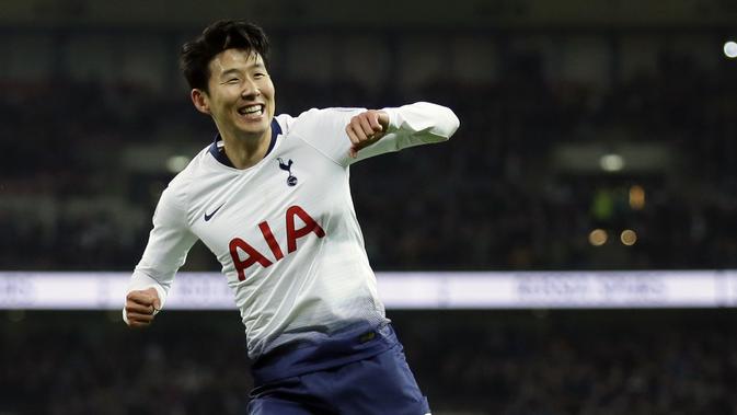 Gelandang Tottenham Hotspur, Heung-Min Son, melakukan selebrasi usai membobol gawang Bournemouth pada laga Premier League di Stadion London, Rabu (26/12). (AP/Tim Ireland)