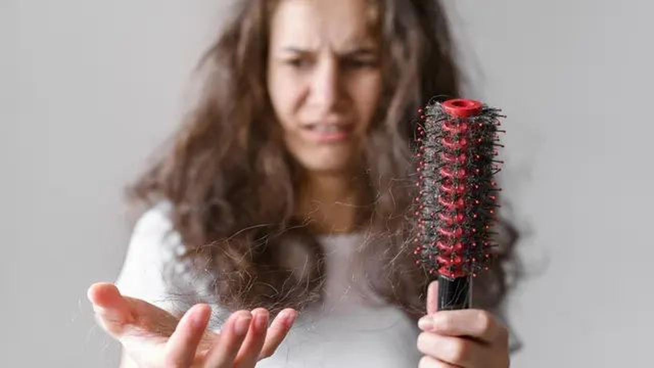 Penyebab Rambut Rontok dan Cara Mengatasinya dengan Produk Sampo yang Tepat