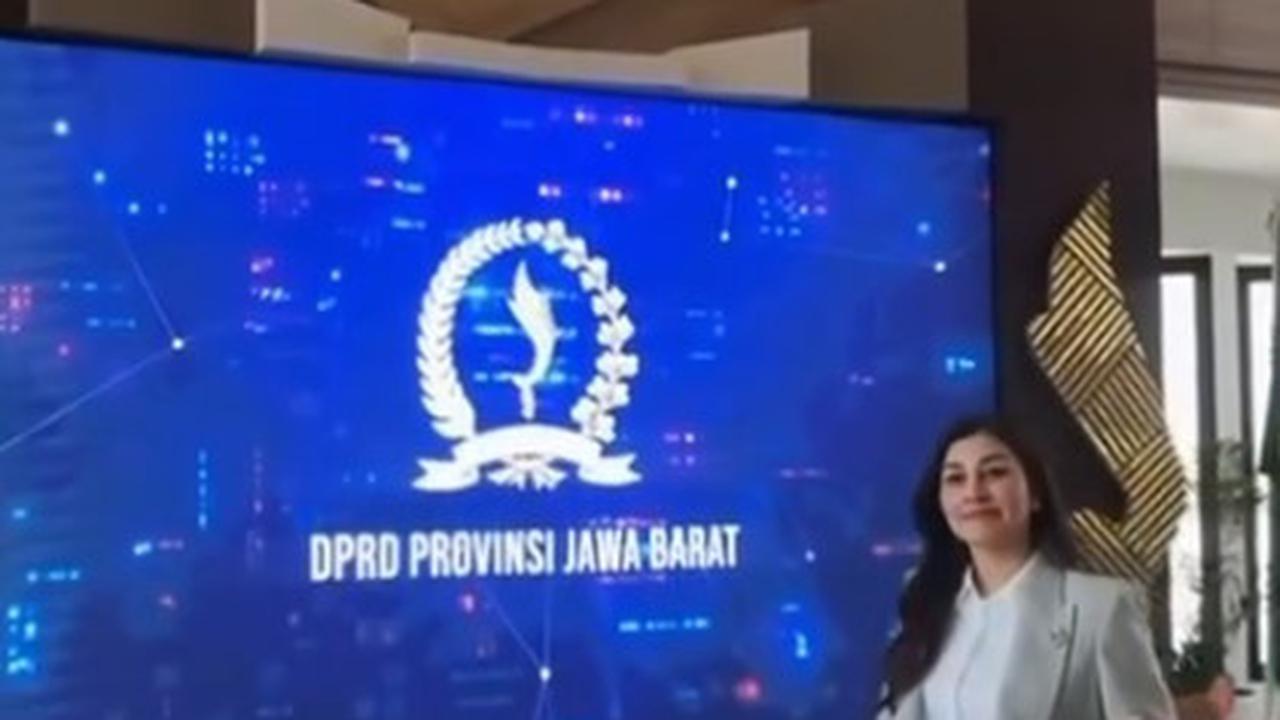 Kini Anggota DPRD Jabar, Ini 7 Potret Nisya Ahmad saat Bekerja Perlihatkan Ekspresi Serius - Pakai Baju Formal