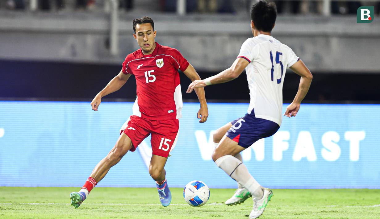 <p>Pemain Timnas Indonesia, Miliano Jonathans (kiri) menggiring bola dibayangi pemain Chinese Taipei, Huang Tzu-ming dalam laga FIFA Matchday di Stadion Gelora Bung Tomo (GBT), Surabaya, Jumat (05/09/2025). (Bola.com/Abdul Aziz)</p>