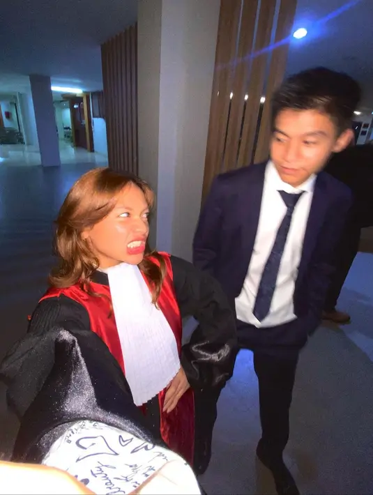 Peran Amel Carla menjadi hakim mencuri perhatian dengan paras cantiknya [instagram/amelcarla]