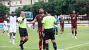 Pemain PSM Makassar, Yance Sayuri melakukan protes kepada wasit saat melawan Arema FC pada laga BRI Liga 1 2022/2023 di Stadion PTIK, Jakarta, Sabtu (4/2/2023). PSM Makassar menang dengan skor 1-0. (Bola.com/M Iqbal Ichsan)