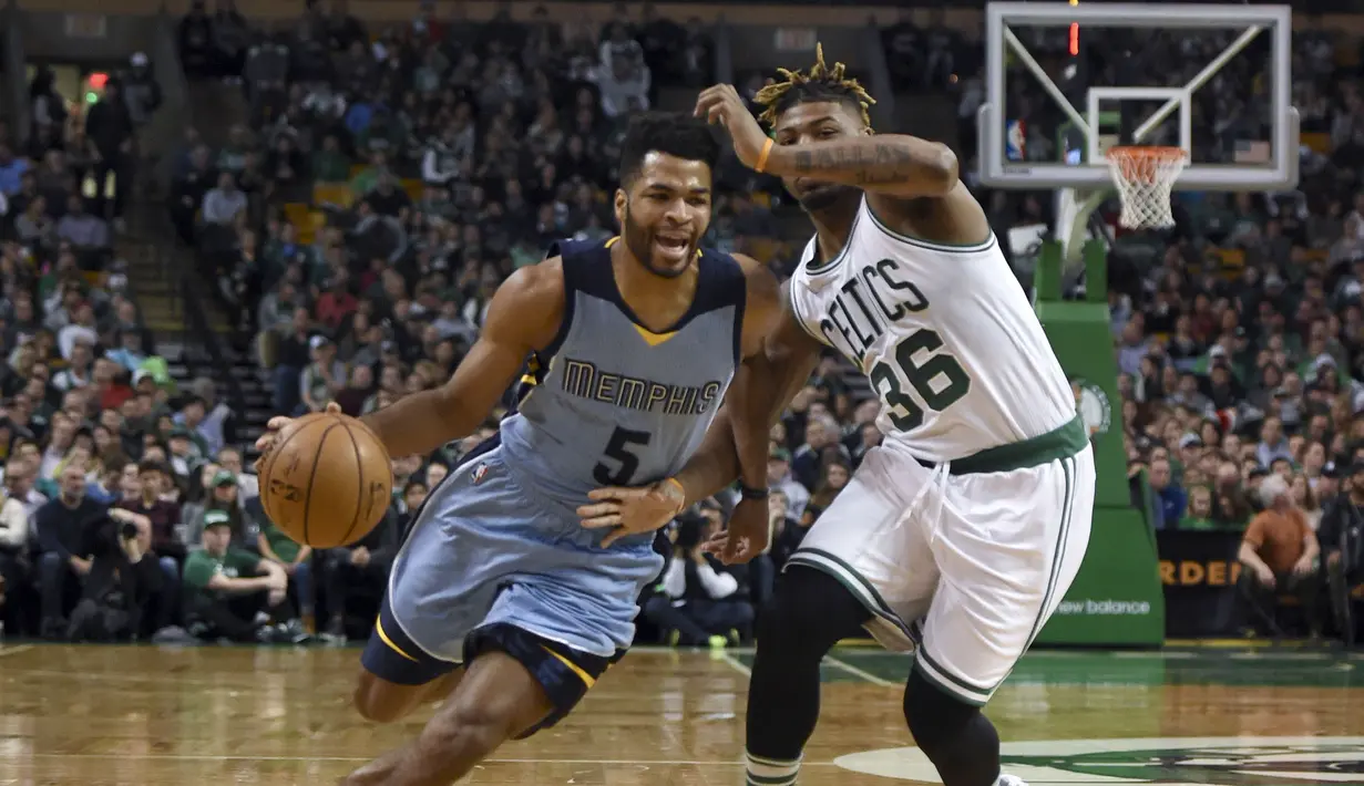 Aksi pemain Grizzlies, Andrew Harrison (kiri) melewati hadangan pemain Boston Celtics, Marcus Smart (kanan) pada lanjutan NBA di TD Garden, (27/12/2016). Boston menang 113-103. (Reuters/Bob DeChiara-USA TODAY Sports)