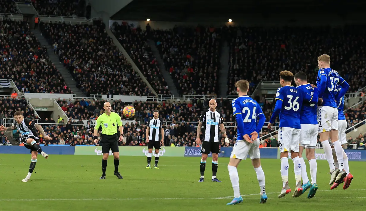 Newcastle menambah jarak skor jadi 3-1 pada menit ke-80. Kieran Trippier membubuhkan namanya di papan skor dengan tendangan bebas indah yang gagal dihentikan oleh Jordan Pickford. (AFP/Lindsey Parnaby)