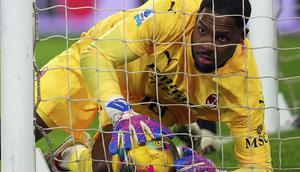 Kiper AC Milan, Mike Maignan gagal menghalau bola tendangan pemain Atalanta Charless De Cetelaere yang berbuah menjadi gol pada laga lanjutan Liga Italia 2024/2025 di ewiss Stadium, Bergamo, Italia, Sabtu (07/12/2024) dini hari WIB. (AP Photo via Spada/LaPresse)