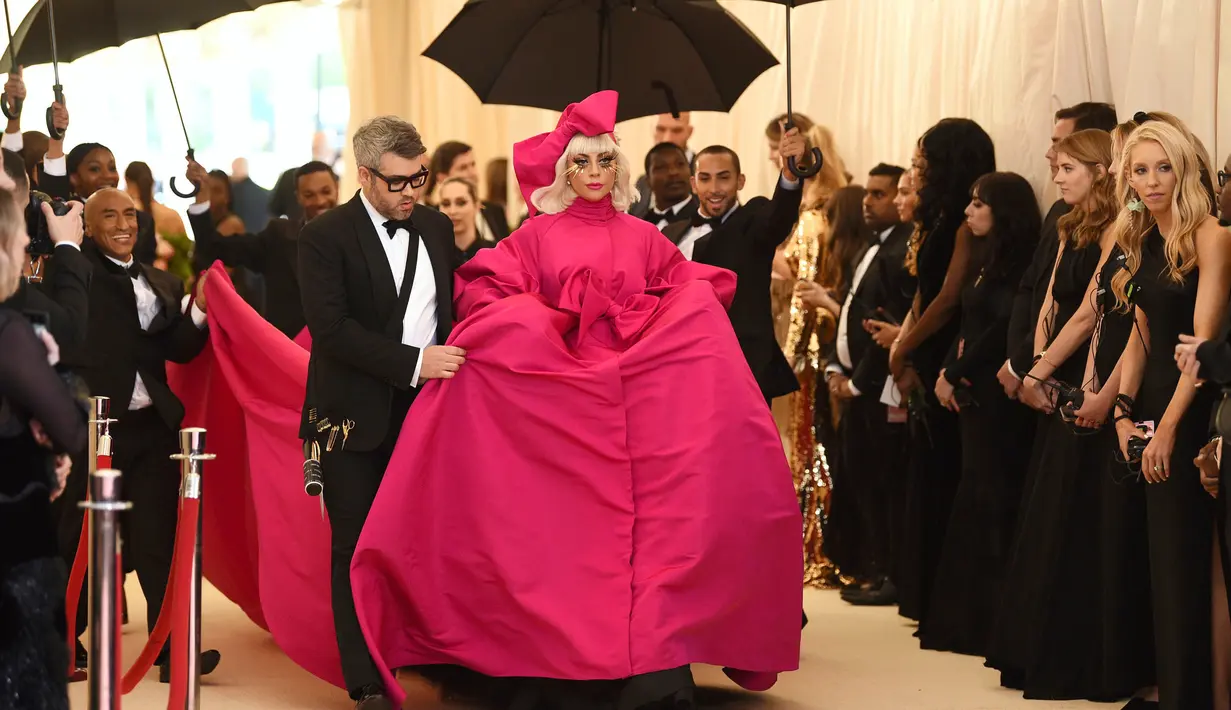 Lady Gaga (kanan) bersama Brandon Maxwell menghadiri Met Gala 2019 yang digelar di The Metropolitan Museum of Art, New York, Amerika Serikat, Sanin (6/5/2019). Brandon Maxwell merancang busana Lady Gaga untuk menghadiri Met Gala 2019. (Photo by Evan Agostini/Invision/AP)