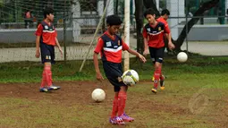 Beberapa anak berlatih bola di Sekolah Sepak Bola (SSB) ASIOP Apacinti di Lapangan A Senayan, Jakarta, Jumat (20/2/2015). (Liputan6.com/Helmi Fithriansyah)
