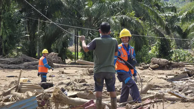 PLN memulihkan kelistrikan setelah bencana di Sumatera Barat. (Foto: PLN)