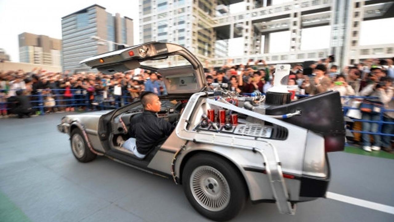 Keren, mobil berbahan baju bekas ala film Back to the Future