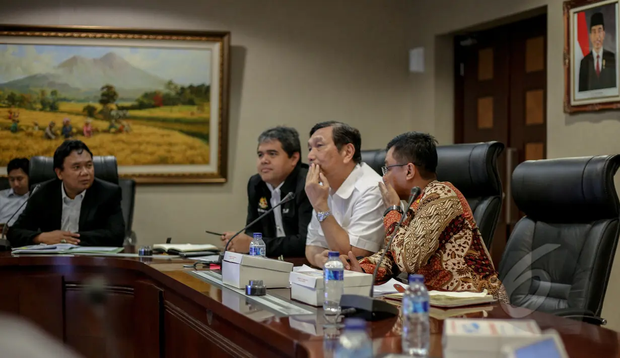 Kepala Staf Kepresidenan, Luhut Binsar Pandjaitan (kedua kanan) memberikan keterangan saat peluncuran aplikasi lapor di kantor Staf Kepresidenan, Jakarta, Selasa (5/5/2015). Aplikasi ini dapat diakses melalui www.lapor.go.id. (Liputan6.com/Faizal Fanani) 