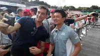 Pembalap Manor Racing, Rio Haryanto, saat sedang meladeni fans di Sirkuit Hockenheimring. (Facebook Manor)