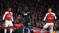 Media Italia, Conrriere dello Sport, menyebut Manchester United sudah melayangkan tawaran senilai 84 juta poundsterling (Rp1,5 triliun) untuk bek Napoli, Kalidou Koulibaly. (AFP/Ben Stansall)