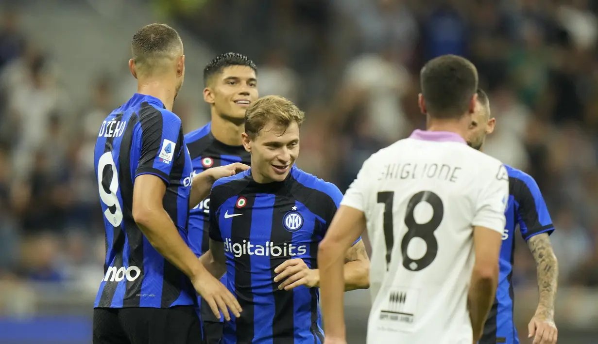 Gelandang Inter Milan, Nicolo Barella (tengah) berselebrasi dengan rekan satu timnya setelah mencetak gol ke gawang Cremonese pada pertandingan lanjutan Liga Serie A Italia di stadion San Siro di Milan, Italia, Rabu (31/8/2022). Inter Milan menang atas Cremonese 3-1. (AP Photo/ Luca Bruno)