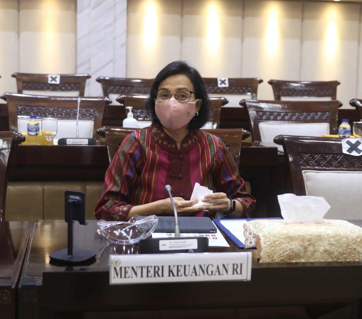 "Ini masih cukup baik karena bea dan cukai selama pandemi tiga tahun berturut-turut tidak pernah mengalami kontraksi penerimaan. Jadi ini berkontraksi karena adanya normalisasi harga dari komoditas," tambahnya.