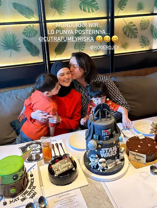 Cut Meyriska mengaku sempat kesusahan mengajak Roger untuk pergi ke restoran tempat kejutan diadakan. Ibu dua anak itu senang, akhirnya kejutan berhasil terlaksana. Dengan penuh kasih sayang, Roger mengucapkan terima kasih kepada sang istri. Ia juga mengecup pipinya bersama sang anak. (Liputan6.com/IG/@yunitatriyana)