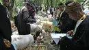 Para juri sedang menilai domba saat lomba kontes ternak domba dalam acara jambore peternakan nasional 2017 di Buperta Cibubur, Jakarta, Sabtu (23/9). Kontes ternak domba diikuti 131 peserta. (Liputan6.com/Herman Zakharia)