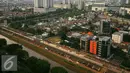 Pemandangan dari atas, pekerja tengah mengerjakan jalur kereta Api Bandara di Jakarta, Rabu (28/12). Dua rangkaian kereta itu merupakan bagian dari 10 rangkaian yang nantinya akan dioperasikan untuk Kereta Bandara Soetta. (Liputan6.com/Angga Yuniar)
