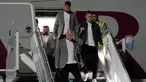 Gareth Bale (kanan) dari tim sepak bola nasional Wales tiba bersama rekan satu timnya jelang Piala Dunia 2022 di Bandara Internasional Hamad, Doha, Qatar, 16 November 2022. Wales akan memainkan pertandingan pertama mereka di Piala Dunia 2022 melawan Amerika Serikat pada 21 November. (AP Photo/Hassan Ammar)
