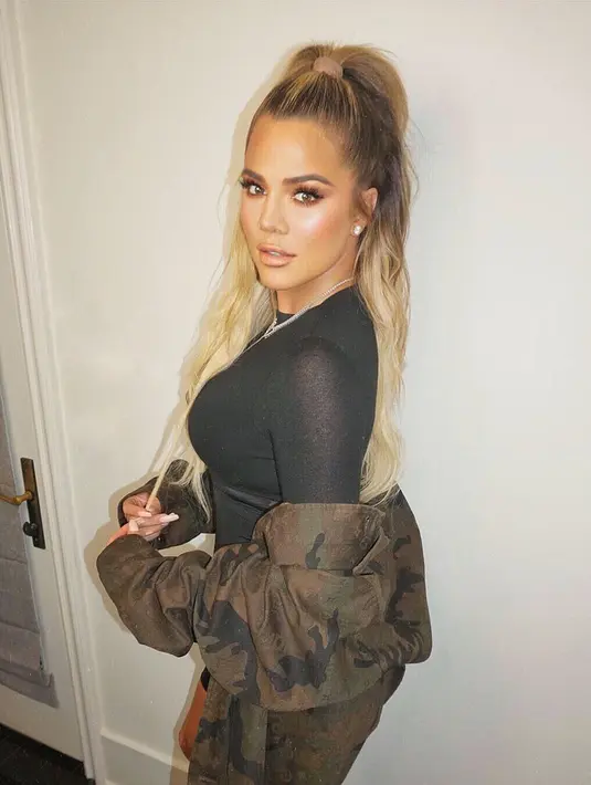 Khloe tahu bahwa setiap ibu melakukannya setiap hari jadi ia pun yakin bisa melakukannya. (instagram/khloekardashian)