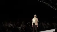 Diana Rikasari melalui lini Schmiley Mo, Kami Idea, dan Aere menyuguhkan inpirasi unik di panggung Jakarta Fashion Week 2017.