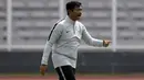 Pelatih Timnas Indonesia U-22, Indra Sjafri, memberikan instruksi saat latihan di Lapangan ABC Senayan, Jakarta, Selasa (8/1). Latihan ini merupakan persiapan jelang Piala AFF U-22. (Bola.com/Vitalis Yogi Trisna)