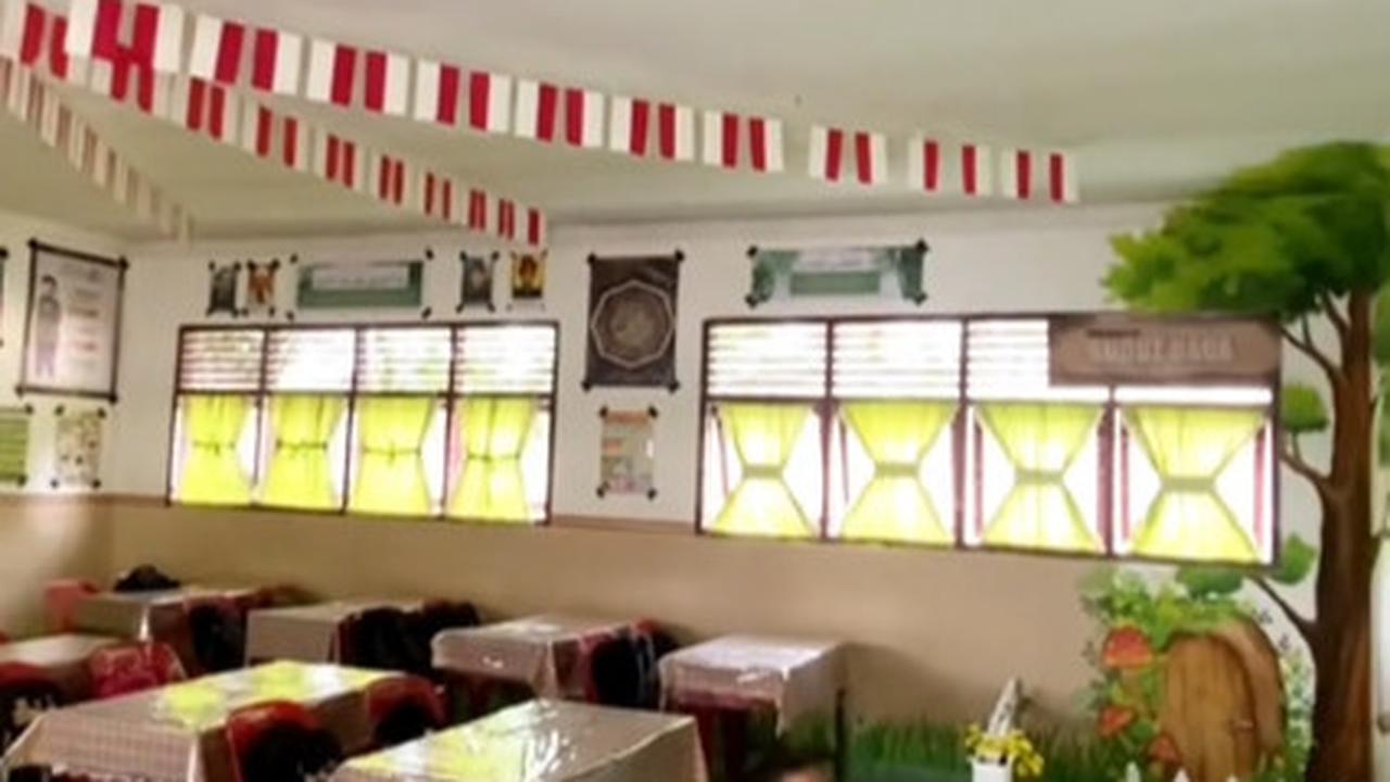 Keren Banget, Aksi Guru Kesenian yang Berhasil Hias Ruang Kelas Ini Banjir Pujian Warganet