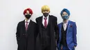 Tiga remaja berusia 20 tahun Hyoma Fukushima, Kaito Tani dan Shota Shimama (ki-ka) berpose mengenakan jas dengan rambut di cat selama upacara perayaan "Coming-of-Age Day" di Kawasaki, prefektur Kanagawa (11/1/2021). Acara ini digelar dalam keadaan darurat karena Covid -19. (AFP/Behrouz Mehri)