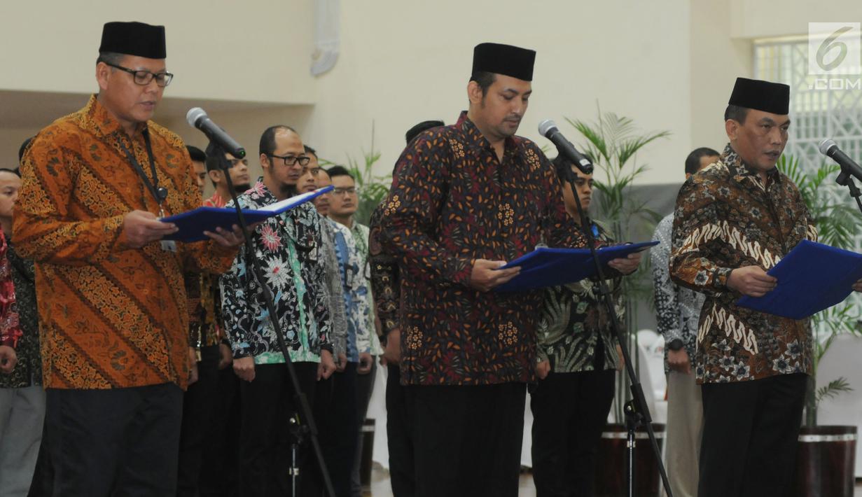 (Dari kiri) Eko Marjono sebagai Direktur Monitor, Arif Waluyo sebagai Kepala Biro Perencanaan dan Keuangan serta Kombes Panca Putra Simanjutak sebagai Direktur Penyidikan saat pelantikan pejabat baru KPK di Jakarta, Kamis (20/9). (Merdeka.com/Dwi Narwoko)