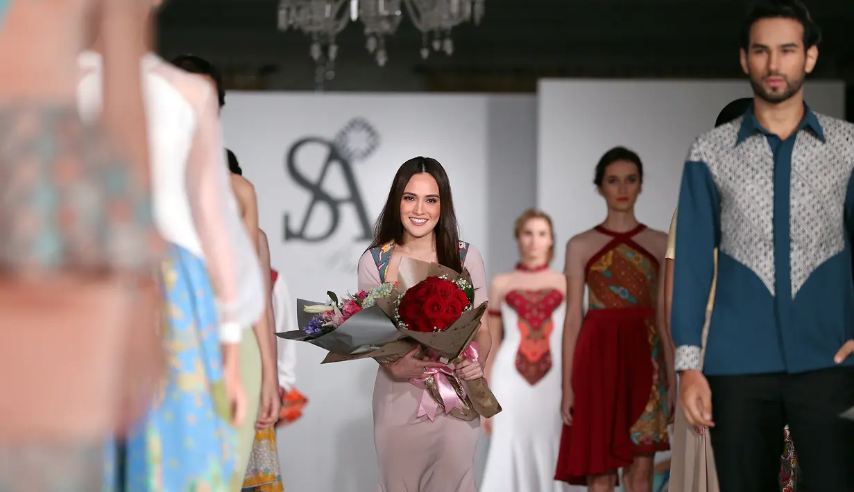 "Kenapa batik, karena aku pengen ciptain dan memperkenalkan Indonesia lewat batik. Kalau kita ke luar negeri, mereka akan tertarik dan bisa lihat juga," ujar Shandy. (Adrian Putra/Bintang.com)