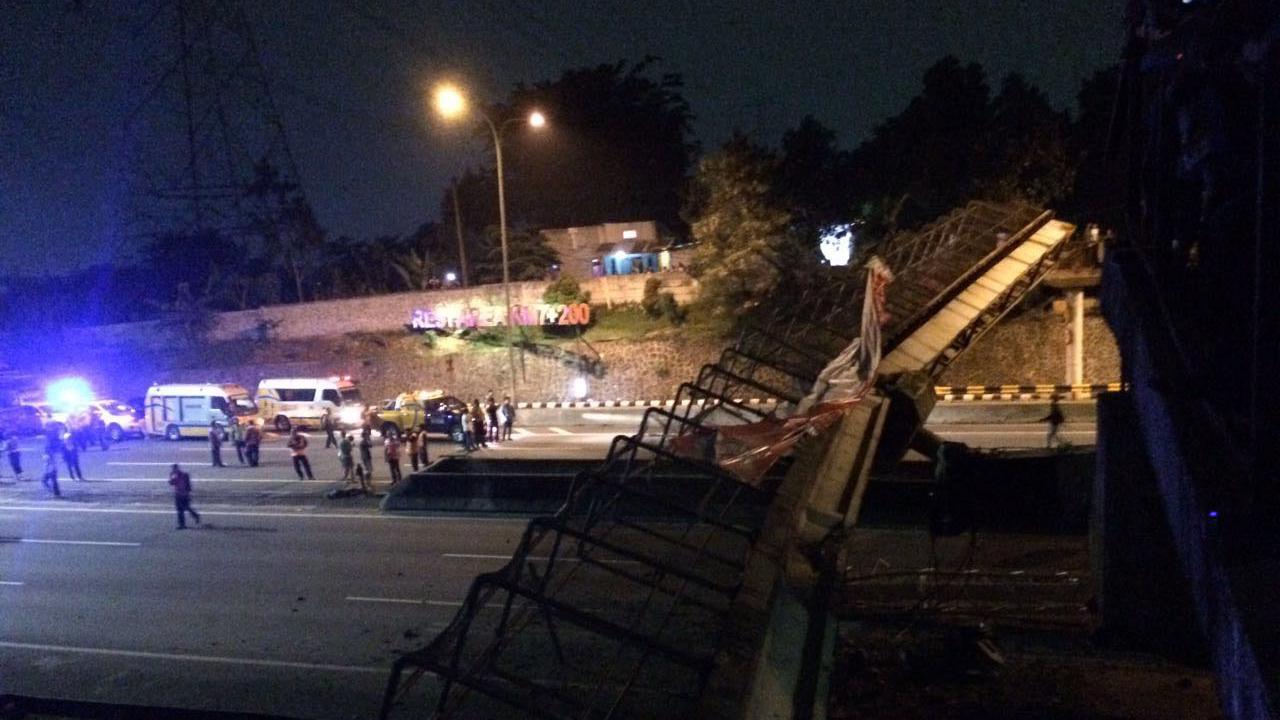 Jembatan ambruk ditabrak tronton