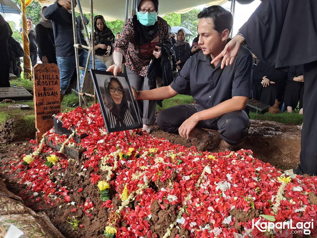 8 Potret Andhika Pratama Beberkan Alasan Ibu Mertuanya Dimakamkan Satu Liang dengan Adik Ussy Sulistiawaty
