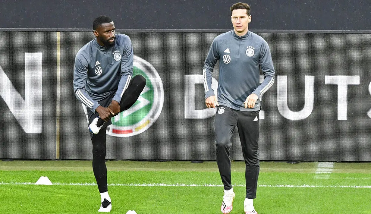 Pemain Jerman, Antonio Ruediger dan Julian Draxler saat sesi latihan jelang laga persahabatan di Koln, Rabu (7/10/2020). Jerman akan berhadapan dengan Turki. (AP Photo/Martin Meissner)