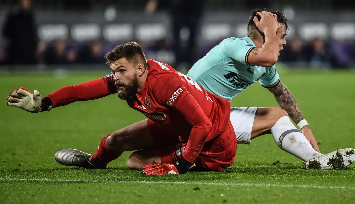 Bartlomiej Dragowski. Kiper berusia 24 tahun berpostur 1,91 meter ini telah 6 musim membela Fiorentina usai didatangkan dari Jagiellonia Bialystok awal 2016/2017. Ia menjadi pilihan utama dalam 2 musim, 2019/2020 dan 2020/2021. Musim ini ia baru tampil 8 kali di semua ajang. (AFP/Filippo Monteforte)