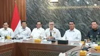 Menteri Koordinator Bidang Pangan, Zulkifli Hasan bersama sejumlah menteri lain dan kepala lembaga di Kantor Kemenko Pangan, Jakarta, Jumat (25/7/2025). (Arief/Liputan6.com)