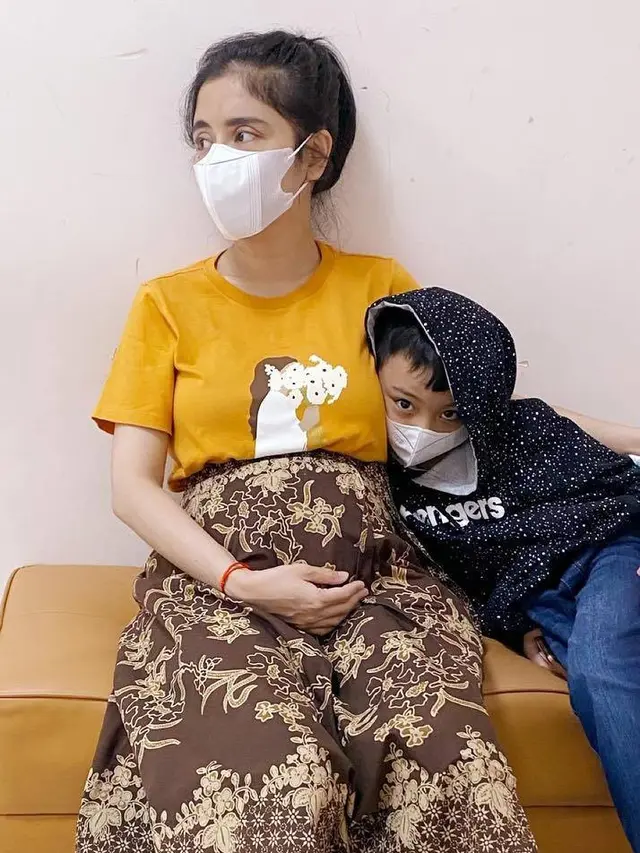 Tunjukan Hasil USG, Ini 6 Potret Uut Permatasari saat Periksa Kandungan