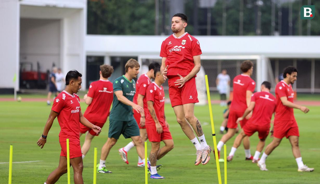 Justin Hubner dan pemain Timnas Indonesia melakoni latihan resmi menjelang laga FIFA Series 2026 melawan St Kitts and Nevis di Stadion Madya, Senayan, Jakarta, Kamis (26/03/2026). (Bola.com/M Iqbal Ichsan)