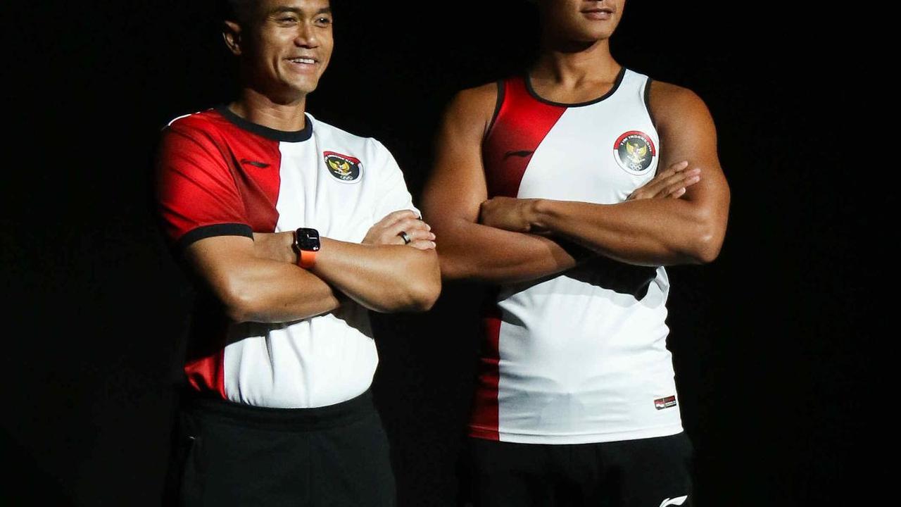 Chef de Mission Kontingen Indonesia untuk Olimpiade Paris 2024, Anindya Bakrie (kiri) bersama atlet renang Joe Aditya (kanan) berpose menggunakan jersey Tim Indonesia untuk Olimpiade 2024 di Jakarta, Kamis (4/7/2024).&nbsp;Komite Olimpiade Indonesia (KOI)