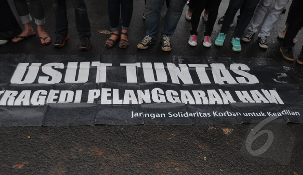 Para aktivis menuntut pemerintah untuk segera mengusut tuntas pelanggaran HAM saat 'Aksi Diam Kamisan'. Aksi ini telah memasuki tahun ke delapan, Jakarta, Kamis (22/1/2105). (Liputan6.com/Herman Zakharia)