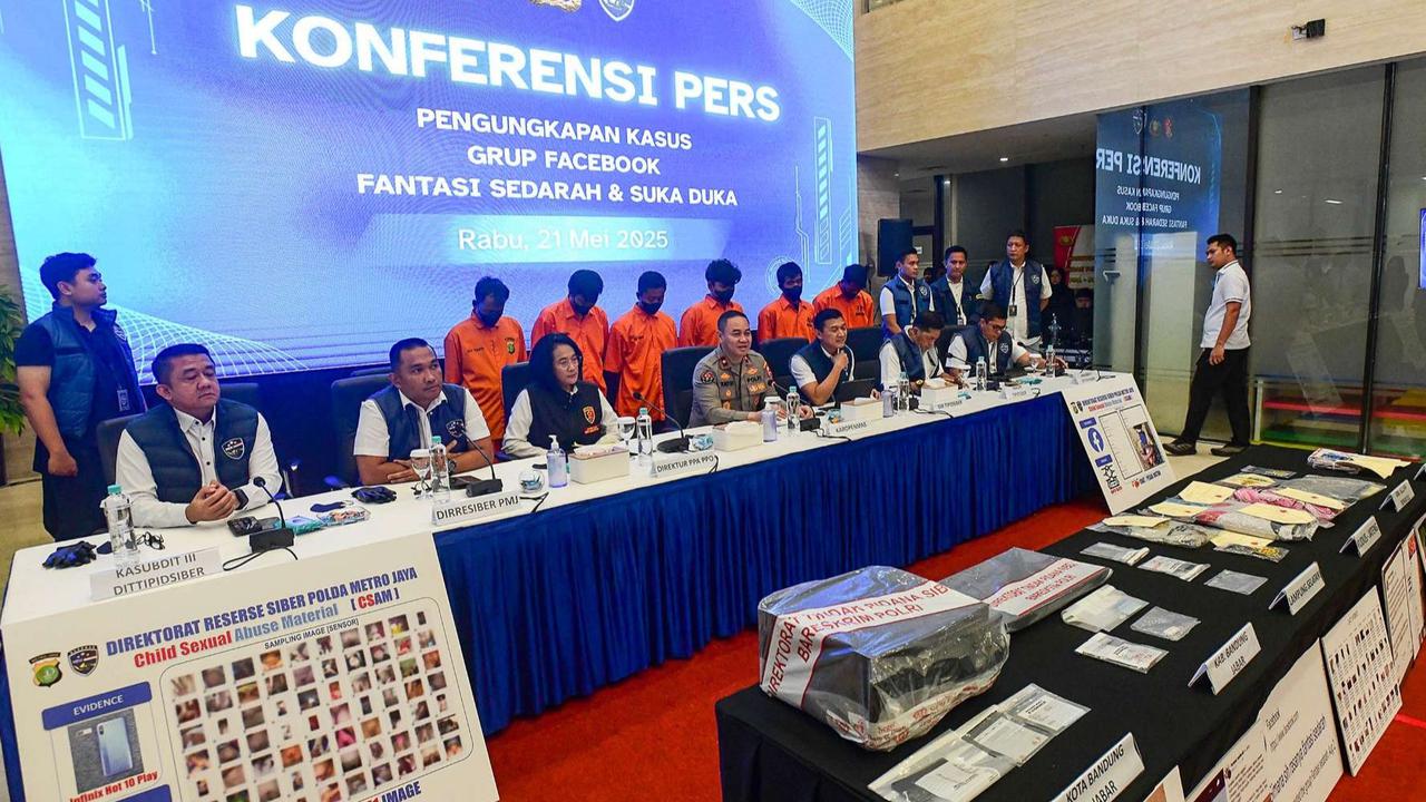 FOTO: Ini Tampang 6 Admin Grup Facebook 'Fantasi Sedarah' dan 'Suka Duka' yang Ditangkap Bareskrim Polri