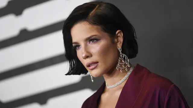 Pakai Piyama Seksi, Halsey Pamer Paha Bertato di NYFW